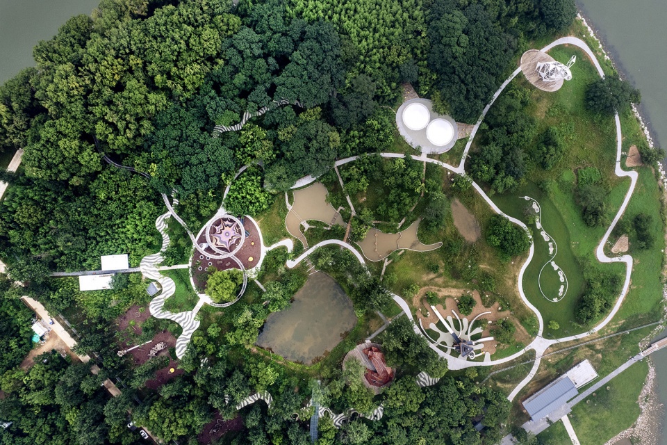 Between the Rain Fengxiangzhou Water Park China by Z T Studio