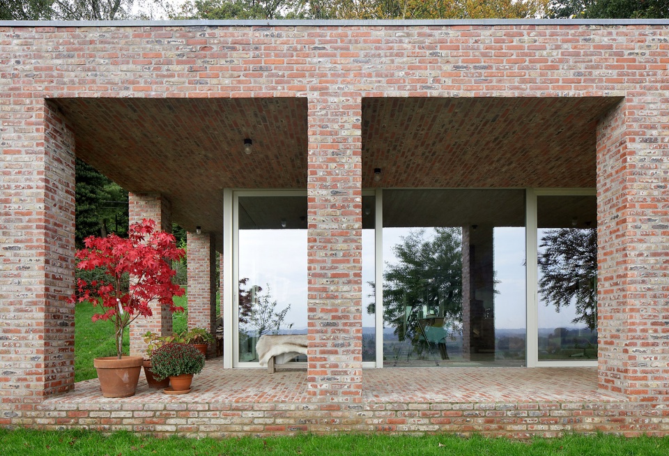 sloped villa by studio okami architects