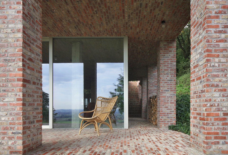 sloped villa by studio okami architects