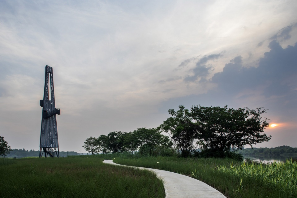 Between the Rain Fengxiangzhou Water Park China by Z T Studio