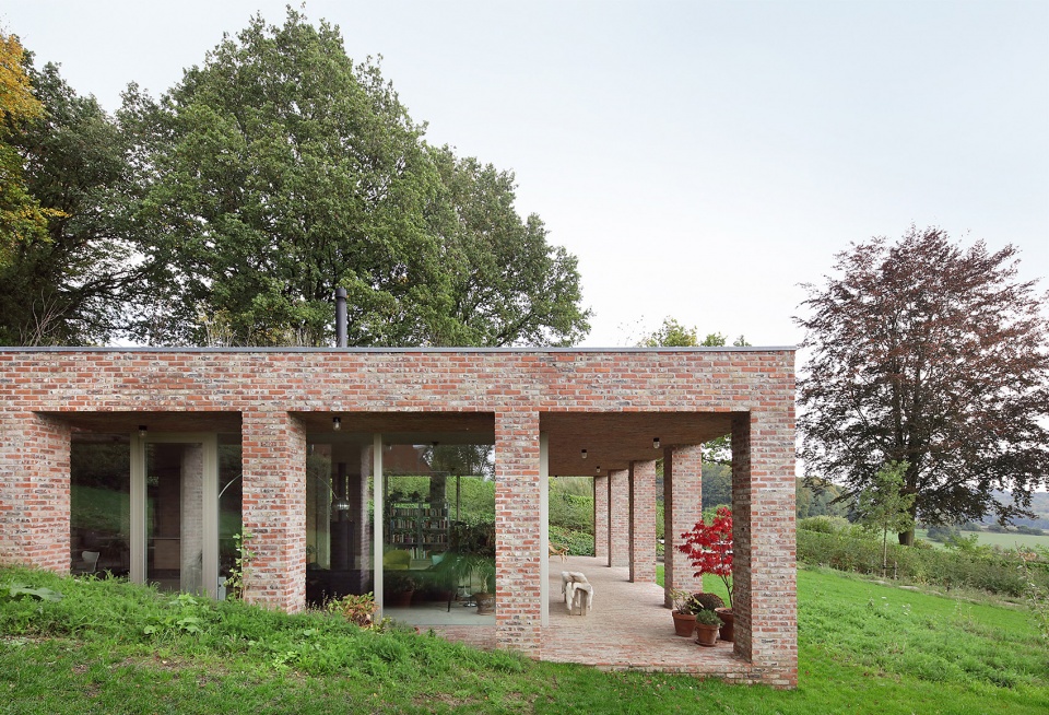 sloped villa by studio okami architects