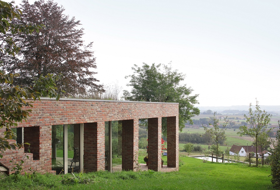 sloped villa by studio okami architects