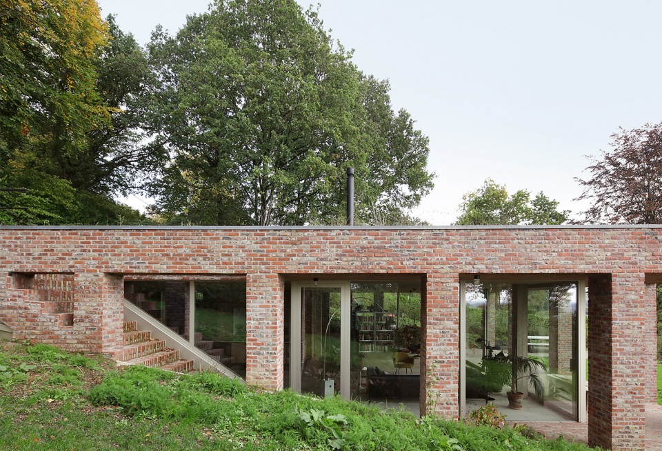 sloped villa by studio okami architects