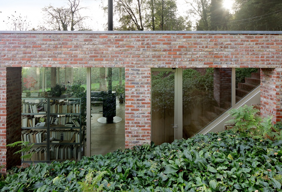 sloped villa by studio okami architects