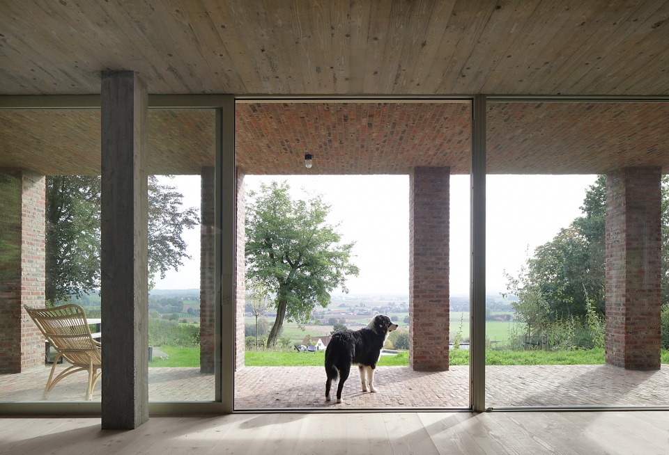 sloped villa by studio okami architects