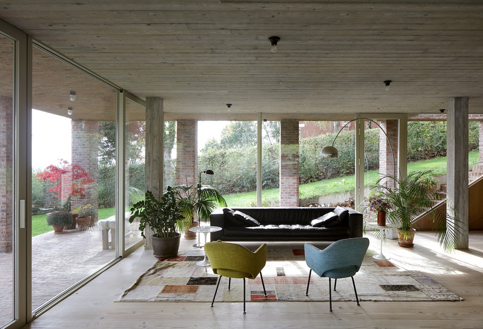 sloped villa by studio okami architects