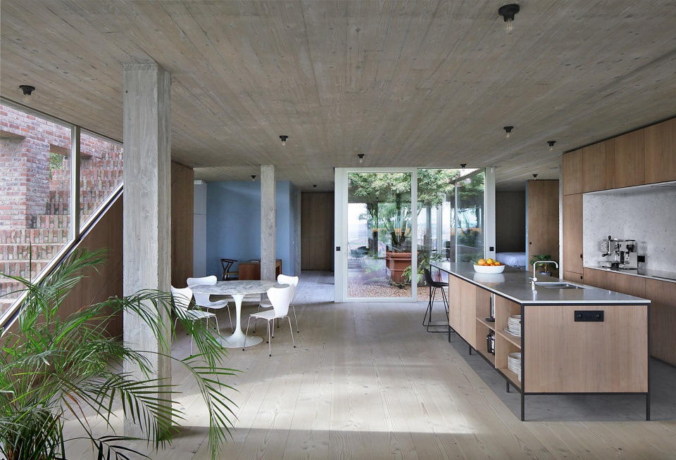 sloped villa by studio okami architects