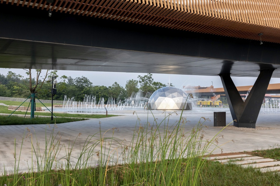 Between the Rain Fengxiangzhou Water Park China by Z T Studio