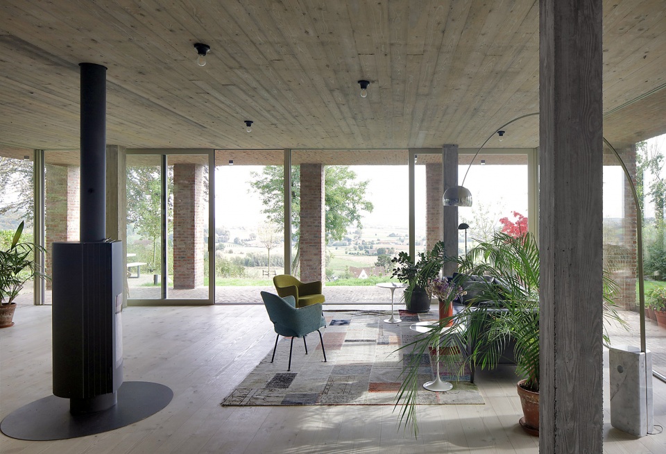 sloped villa by studio okami architects