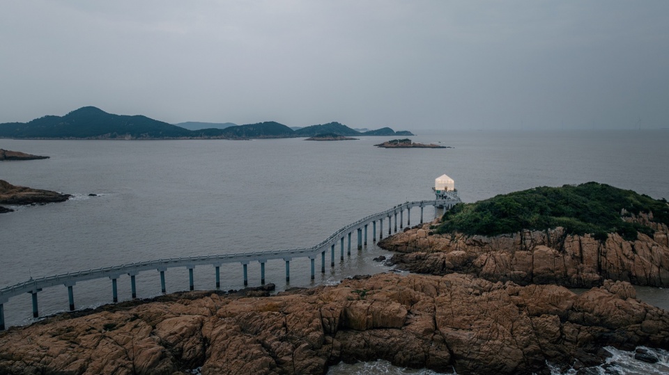 .伸向大海的栈桥和观潮站 youth and the sea xiangshan coastal scenic road theme station