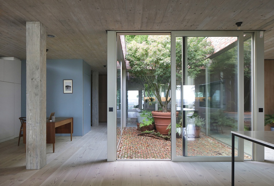 sloped villa by studio okami architects