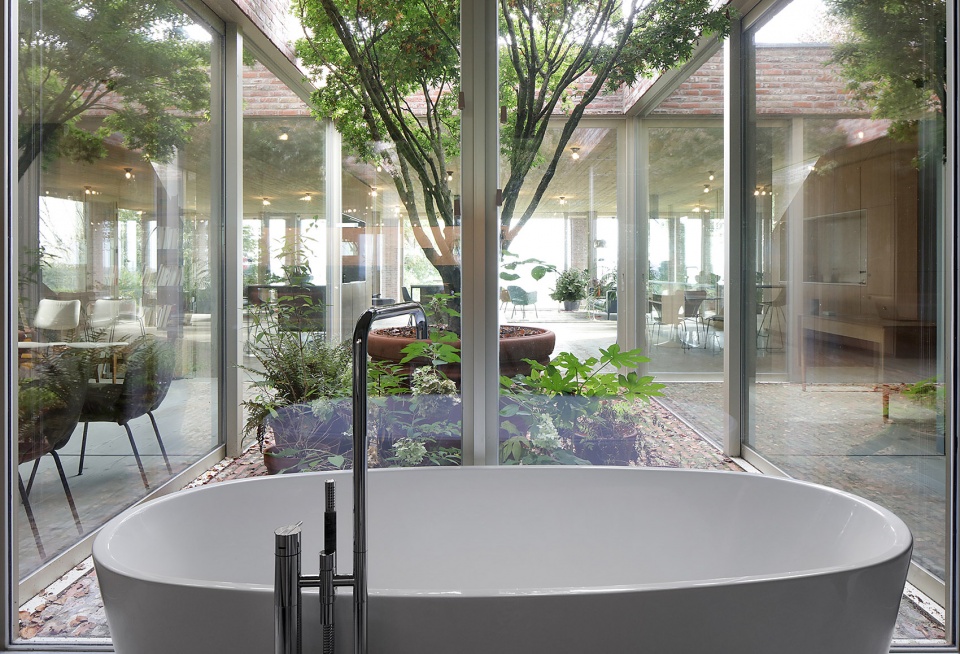 sloped villa by studio okami architects