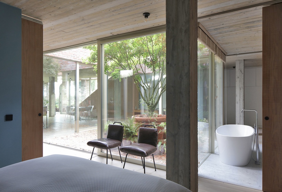 sloped villa by studio okami architects