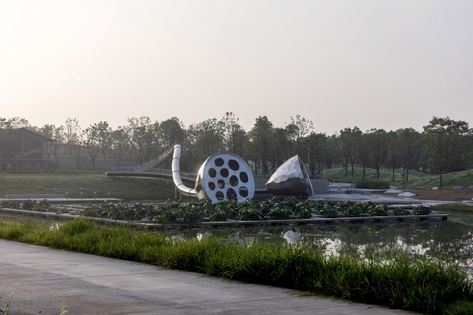 Between the Rain Fengxiangzhou Water Park China by Z T Studio