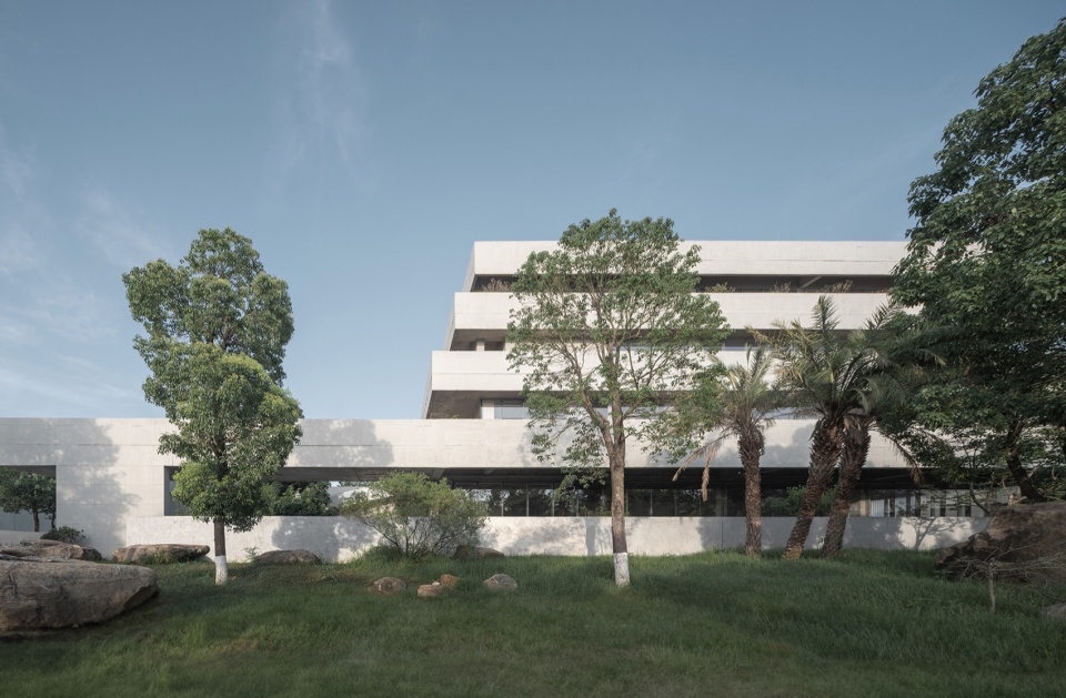 建筑一层以内向型庭院,二层及以上以退台方式呈现©赵奕龙 enterprise exhibition hall from gardenarts