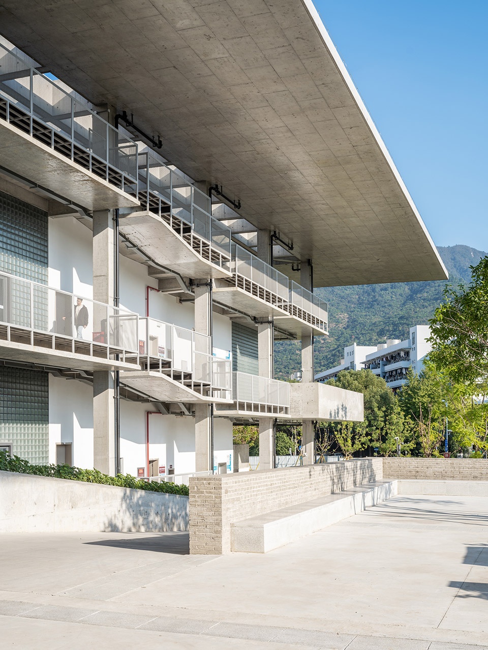 . 教学楼南侧 South side of Teaching Building ©田方方