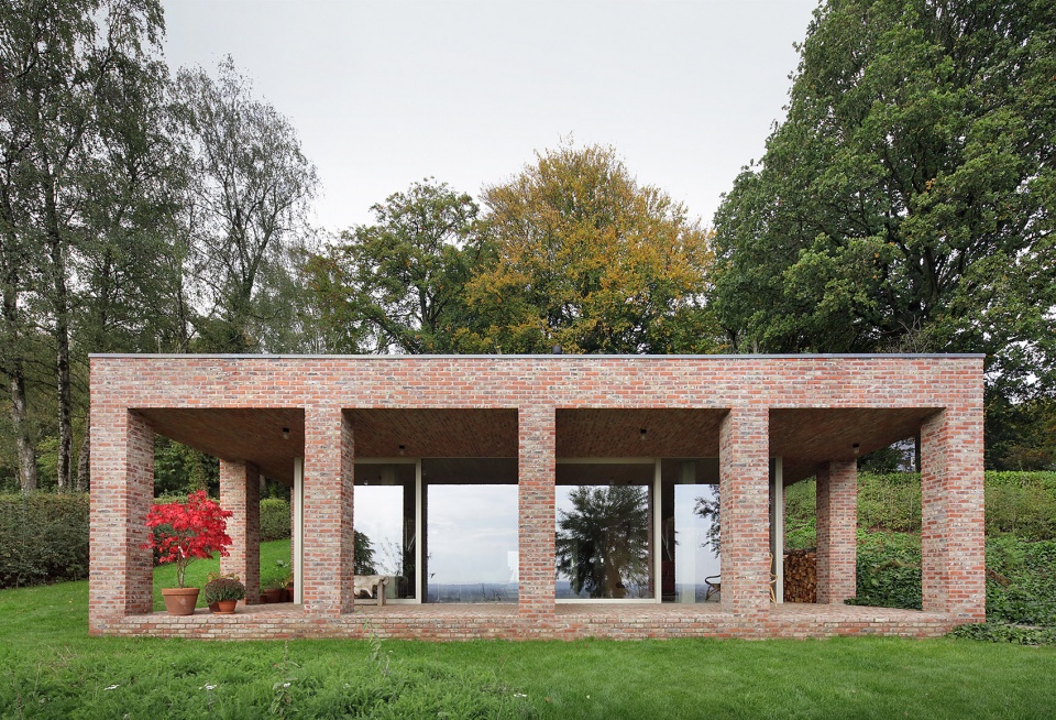 sloped villa by studio okami architects