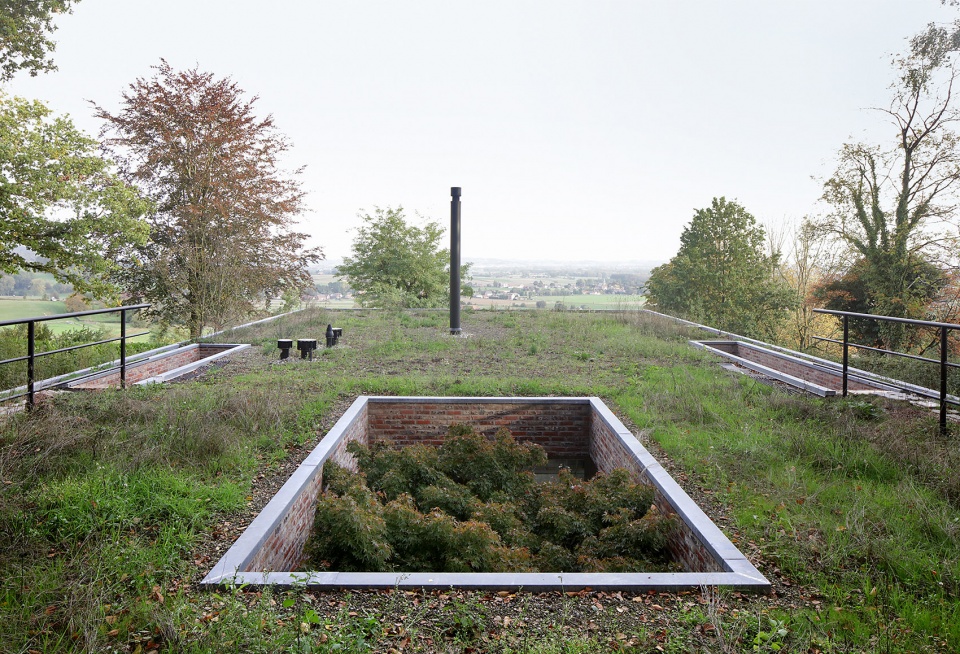sloped villa by studio okami architects