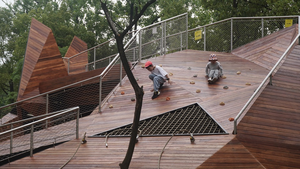 Between the Rain Fengxiangzhou Water Park China by Z T Studio