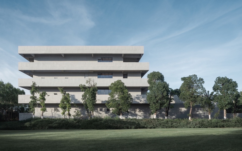 西侧施工前种植的植物©赵奕龙 enterprise exhibition hall from gardenarts