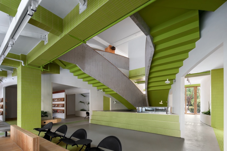 吧台与楼梯 Andy under the eaves by displacement architecture design