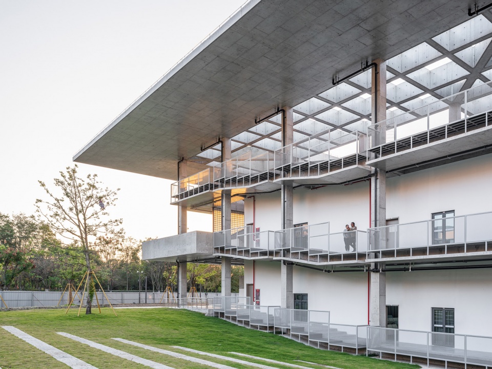 . 教学楼东侧 East side of Teaching Building ©田方方