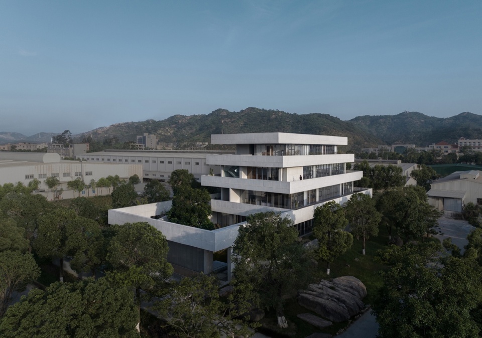 掩映在树林里的建筑©赵奕龙 enterprise exhibition hall from gardenarts
