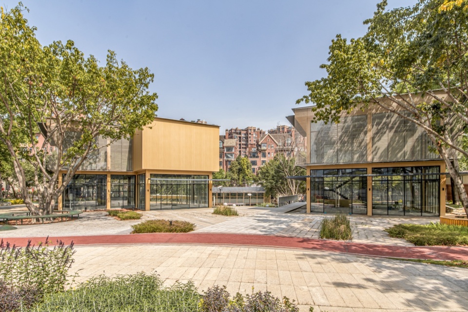 两栋社区商业建筑置于林间绿岛之上 ©柒号影像 chengdu gaobei community neighborhood center renovation