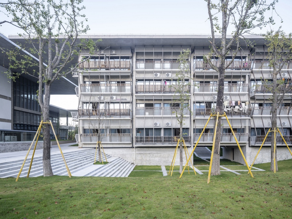 . 4号宿舍楼东侧 East side of No.4 Dormitory ©田方方