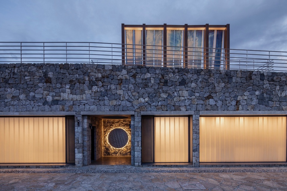 半透明U型玻璃与石砌墙面产生对比Translucent U formed glass contrasts with stone walls©金伟琦