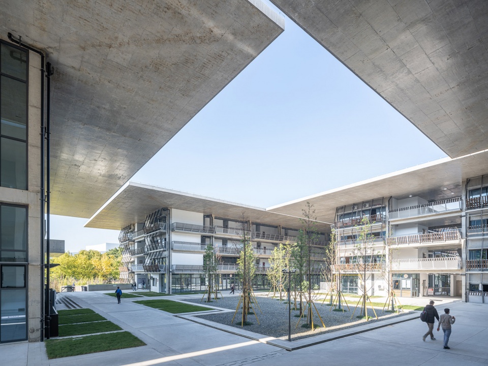 . 深檐下的半室外空间为行人遮阳避雨 Deep eaves create semi outdoor spaces that keep pedestrians from the sun and rain ©田方方