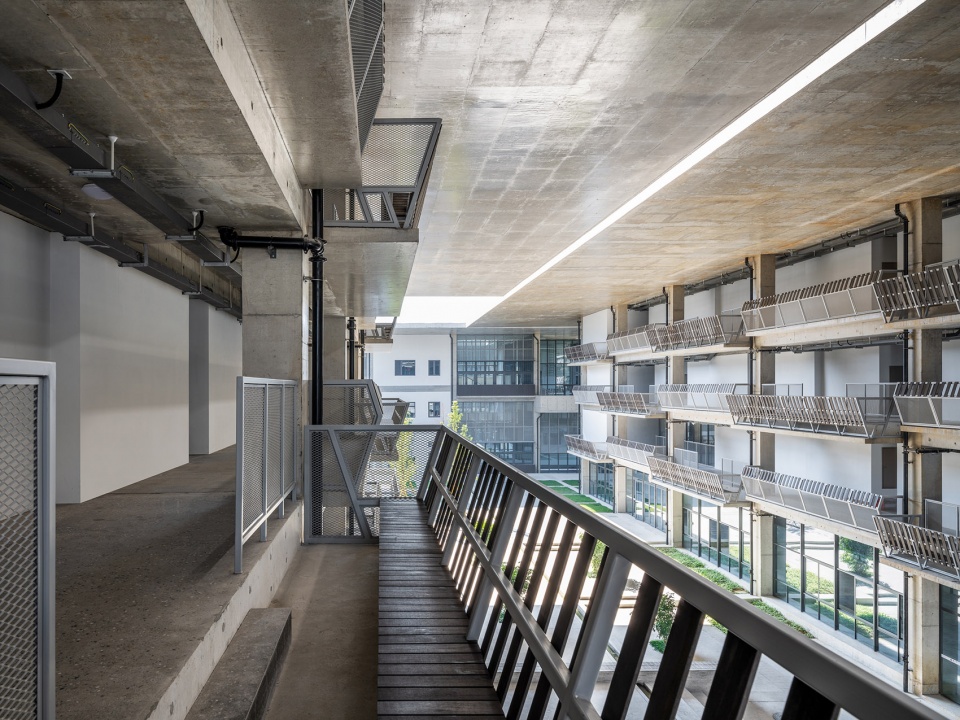 . 从4号宿舍楼阳台看一线天 View of the “sky slit” from a balcony of No.4 Dormitory ©田方方