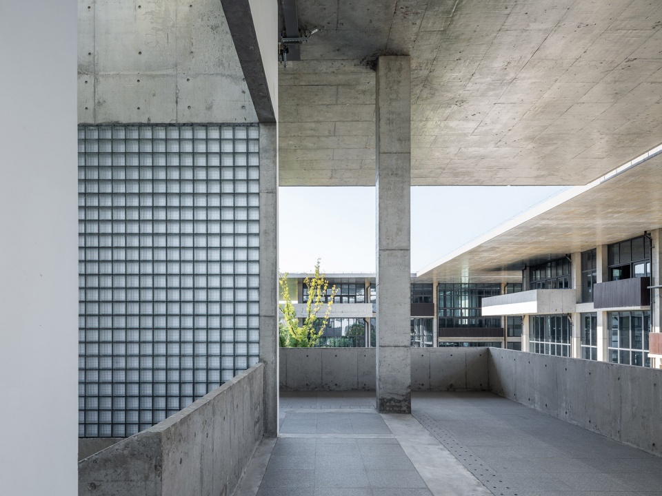 . 教学楼的二层平台转角 The second floor platform of Teaching Building©田方方