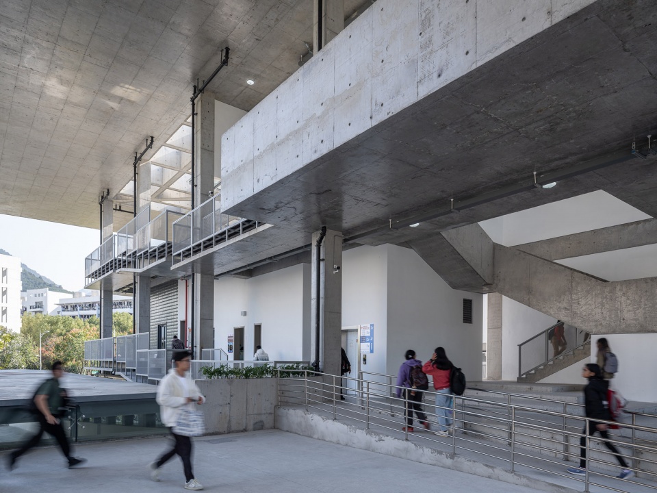 . 教学楼的檐下入口 The entrance of Teaching Building under the deep eave ©田方方
