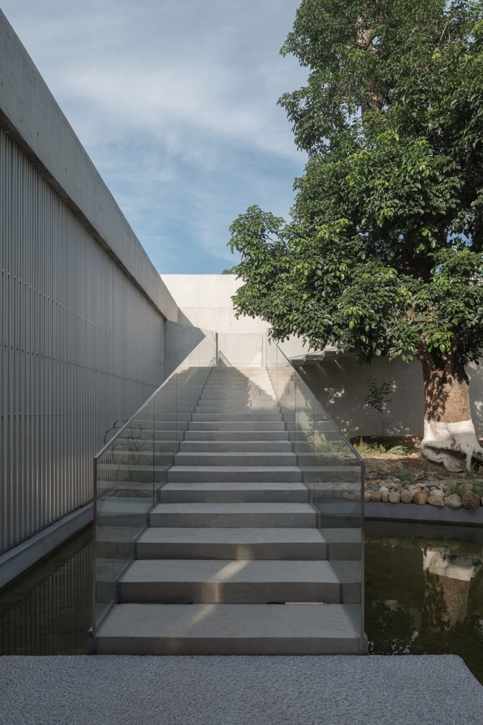 平缓台阶延伸至庭院外墙©赵奕龙 enterprise exhibition hall from gardenarts