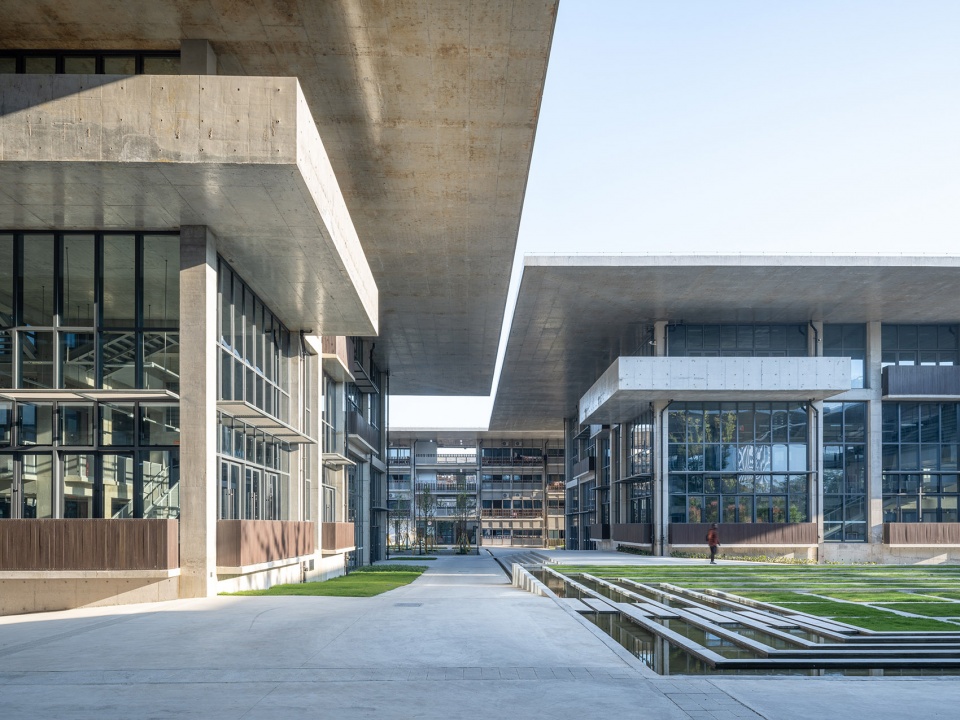 . 报告厅外台阶庭院 Stepped courtyard outside Lecture Hall ©田方方