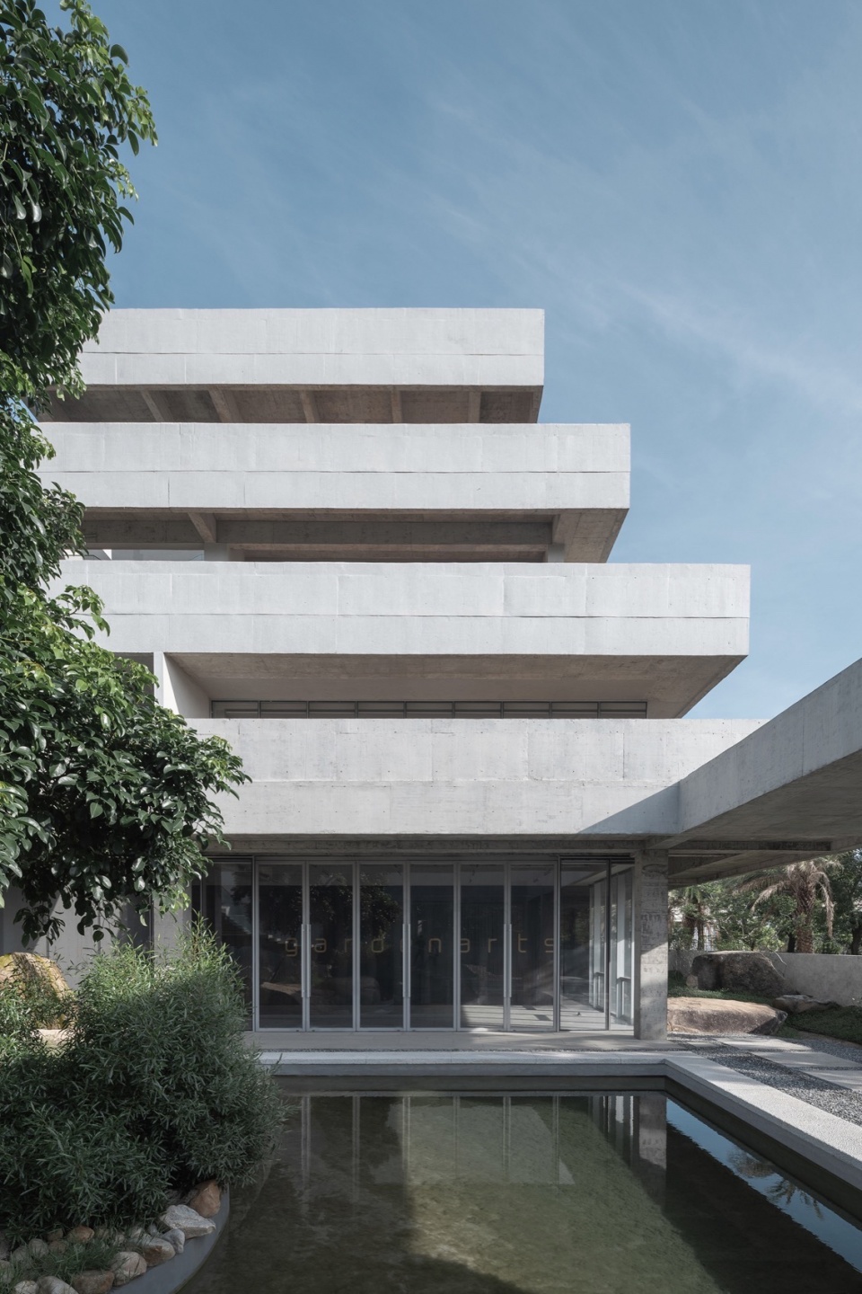 在台阶上看向方院©赵奕龙 enterprise exhibition hall from gardenarts