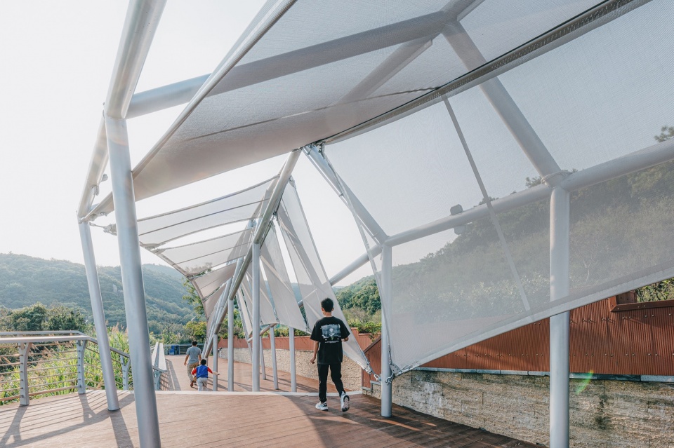 .半透光的膜飘荡在钢结构间 youth and the sea xiangshan coastal scenic road theme station