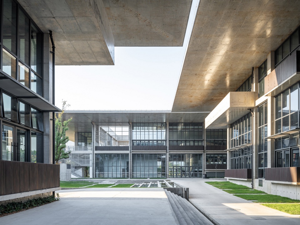 . 四面围合的台阶庭院 Stepped courtyard enclosed on all sides ©田方方