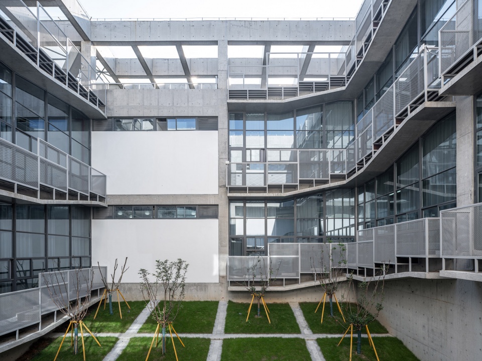 . 教学楼内庭院 Inner courtyard of Teaching Building ©田方方