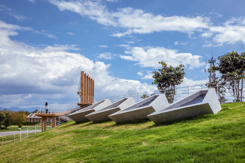 多边形天窗与风帆装置Polygonal skylights and sail installation©金伟琦