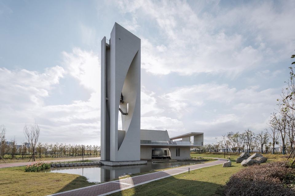 湿地水池景观与建筑 Wetland landscape and Xuan Xing Tower ©陈旸 Yang Chen