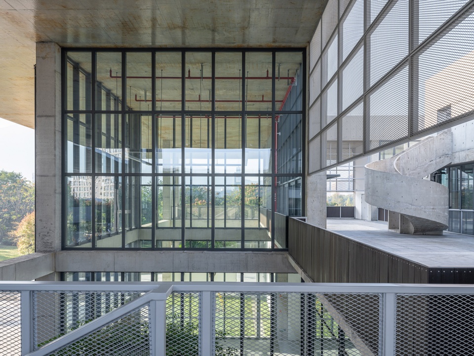 . 报告厅的二层屋面平台 Second floor roof platform of Lecture Hall ©田方方