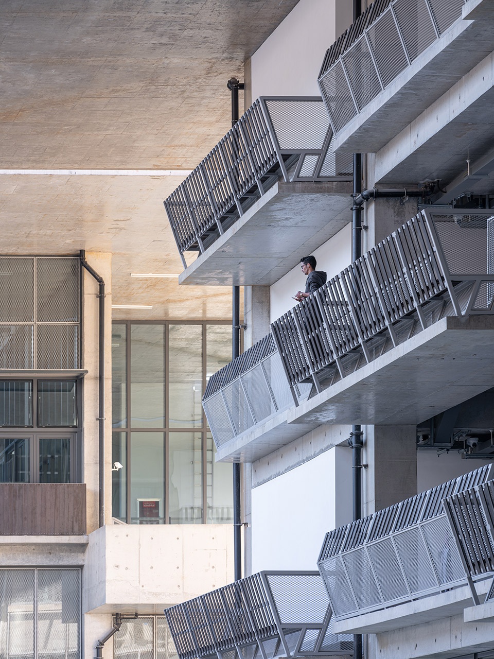 . 宿舍楼阳台护栏 Dormitory balcony guardrail ©田方方