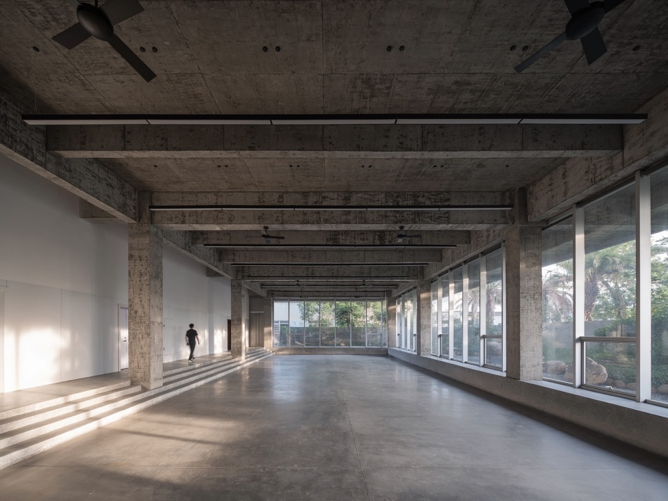 下沉的多功能厅与台阶、走廊关系©RESP enterprise exhibition hall from gardenarts
