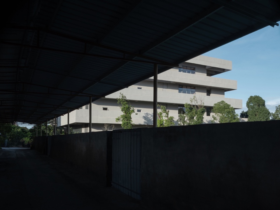 西侧看向建筑©赵奕龙 enterprise exhibition hall from gardenarts