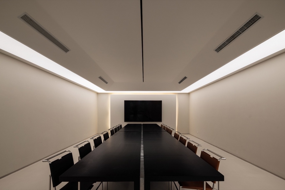 会议室 ACTSTUDIO under the eaves by displacement architecture design