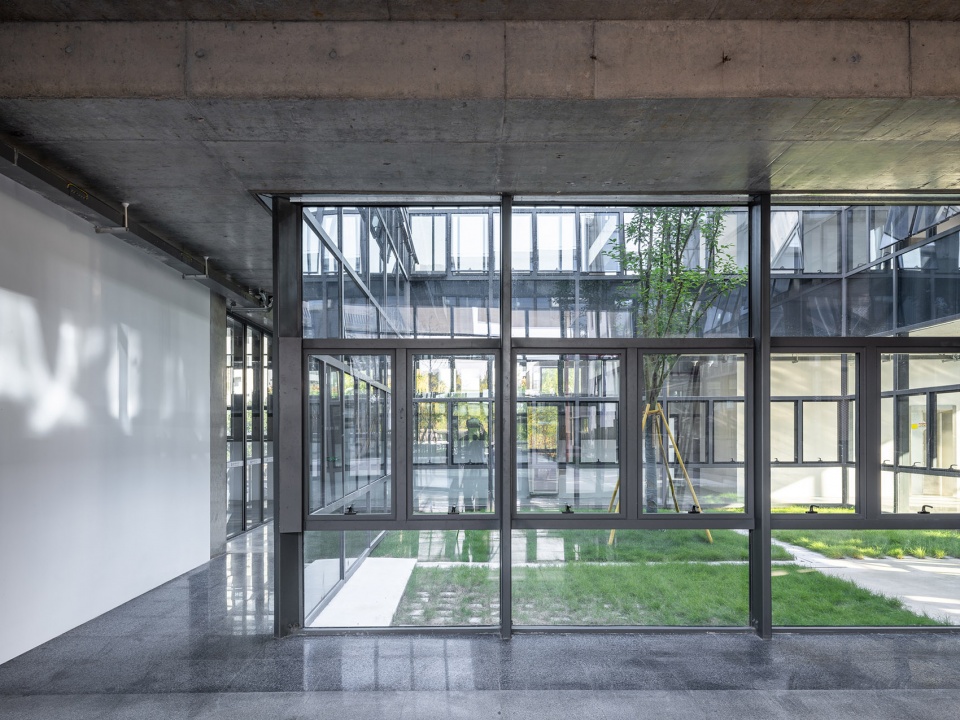 . 阅览楼内庭院 Inner courtyard of Library ©田方方