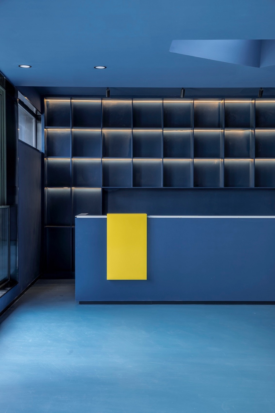 蓝色吧台与黄色面板Blue bar and yellow panels©金伟琦