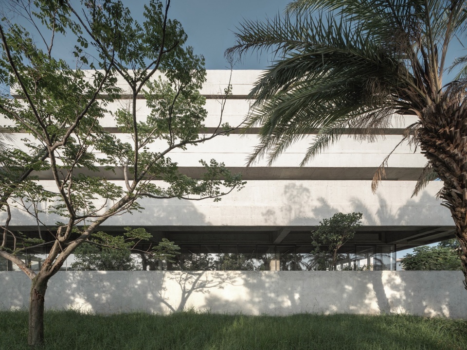 与工业园区的空间尺度得以呼应的建筑表情©赵奕龙 enterprise exhibition hall from gardenarts